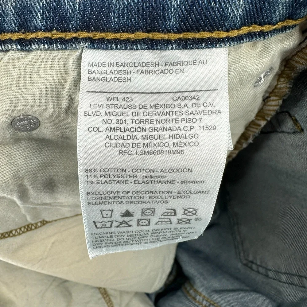 Levis ***small hole
